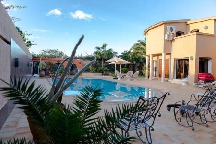 Villa pour 12 personnes, avec terrasse et piscine