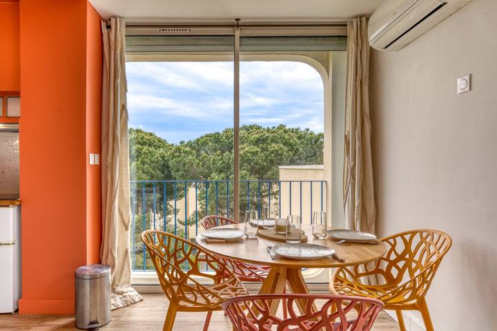 Hel lägenhet, Apartment "Sunny Day" with Private Terrace and Air Conditioning in La Grande-Motte, Medelhavskusten (Frankrike)