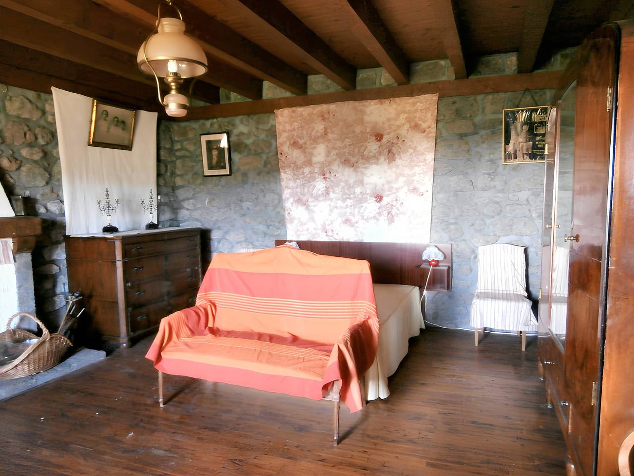 Maison de charme dans le Parc des Volcans d'Auvergne avec terrasse in Lascelle, Région d'Aurillac
