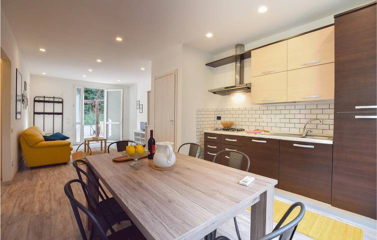 Acogedor 2BR Apt: WiFi, AC, Parking - 700m to Town in Rosignano Marittimo, Costa Etrusca