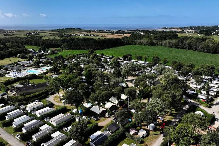 Camping pour 4 personnes, avec terrasse et piscine