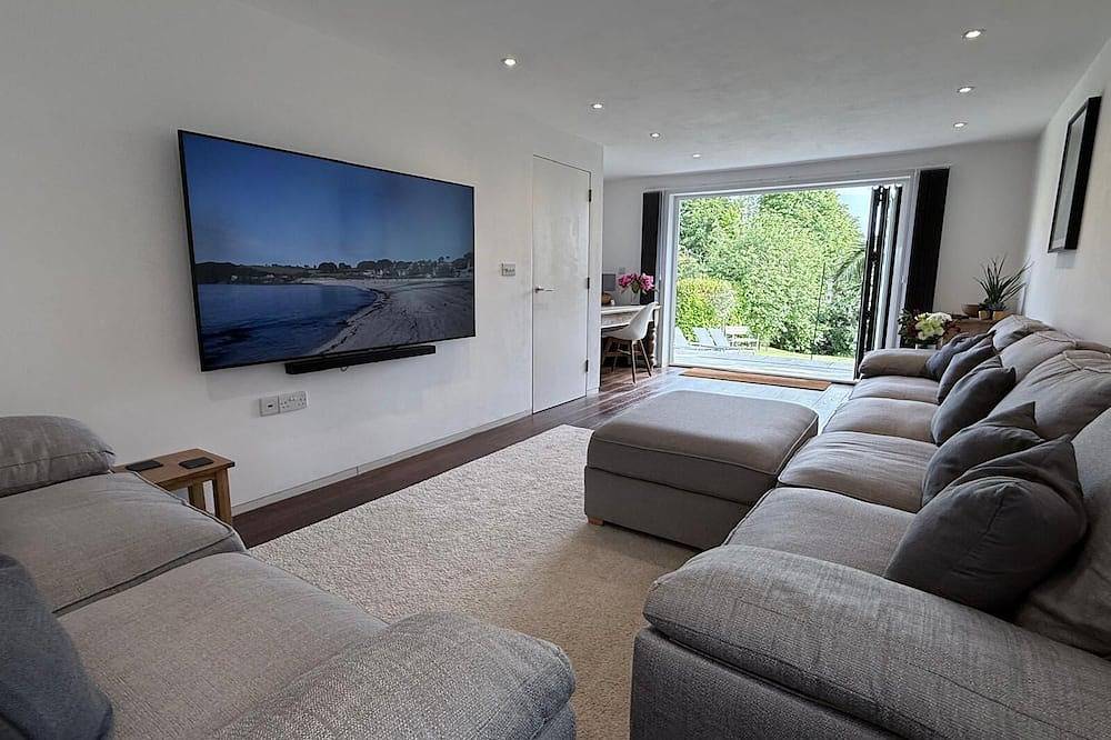 Gylly Beach Falmouth Sleeps 2 with parking and only 2 minutes walk to the beach in Falmouth (Cornwall), South West England