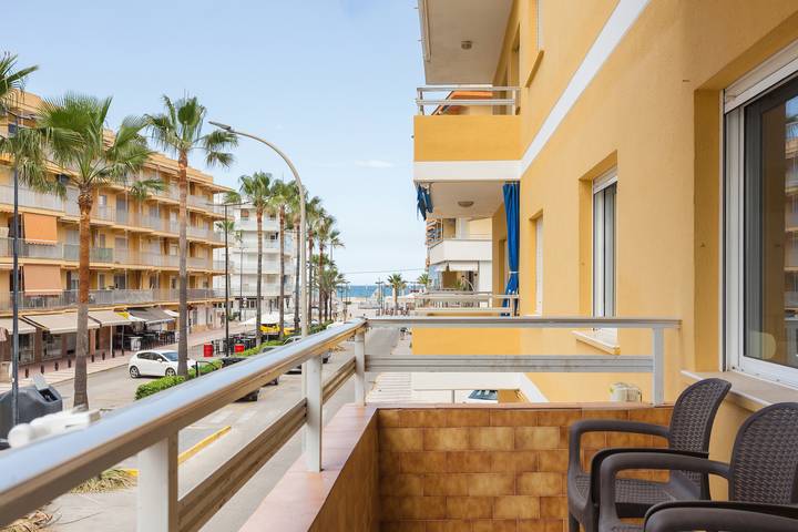 Apartamento entero, Apartamento 'Daimuz Holidays' con vistas al mar, balcón y Wi-Fi in Platja de Daimús (Daimús), Daimuz