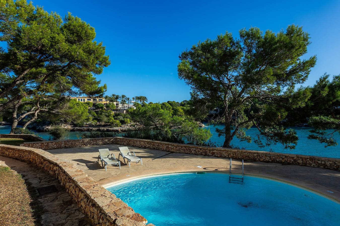 Apartamento inteiro, Apartamento de férias "Ferrera Suite" com piscina partilhada, terraço privado e acesso Wi-Fi in Cala Serena, Felanitx