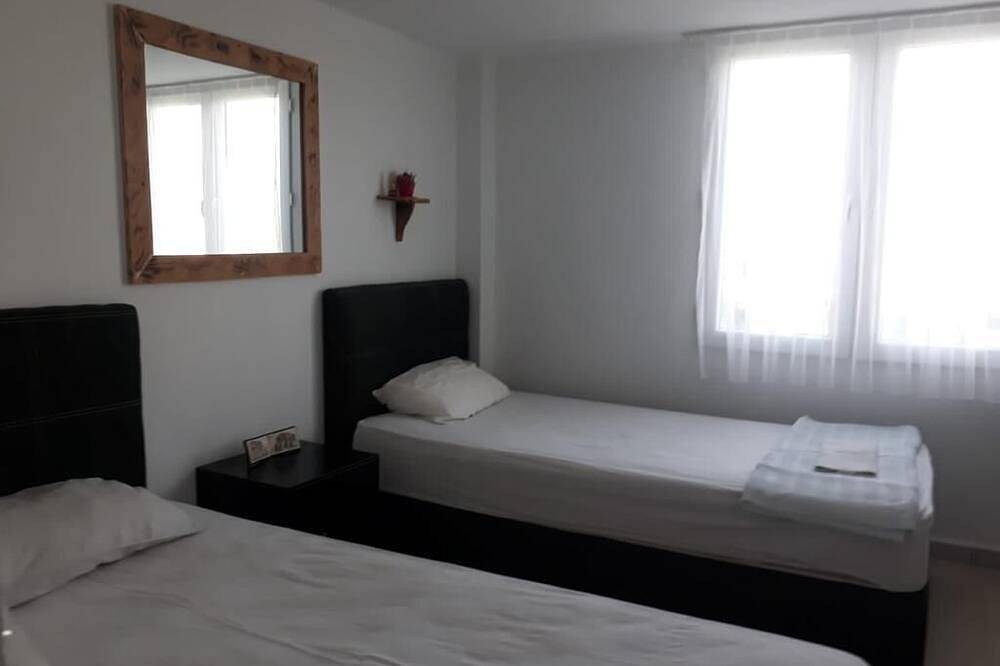 Ganze Wohnung, Ailecek tatil yapabileceğiniz Çeşme merkezde denize bahçeli daire. in Cesme, Provinz Izmir