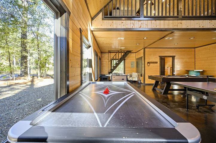 Log cabin for 16 people, with terrace and hot tub in Hochatown