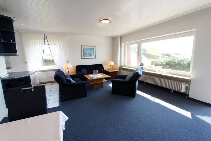 Ganze Wohnung, Helle und modern eingerichtete Ferienwohnung auf zwei Ebenen an der Promenade in Wenningstedt, Sylt