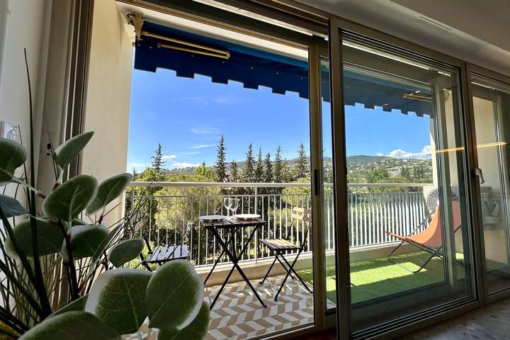 Gîte pour 2 personnes, avec terrasse et piscine, adapté aux familles dans Port de Cannes Marina
