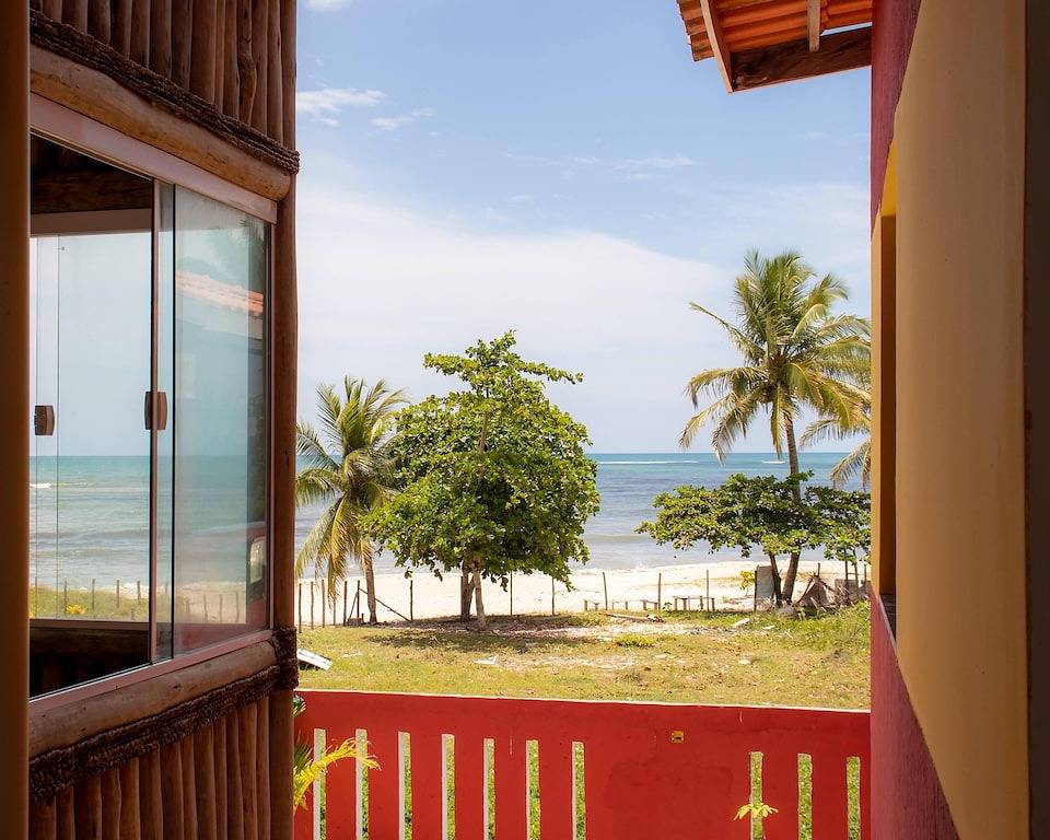 Luxury guesthouse and 2 holiday homes, 30 meters from the sea, Wi-Fi, air conditioning in Recôncavo Baiano