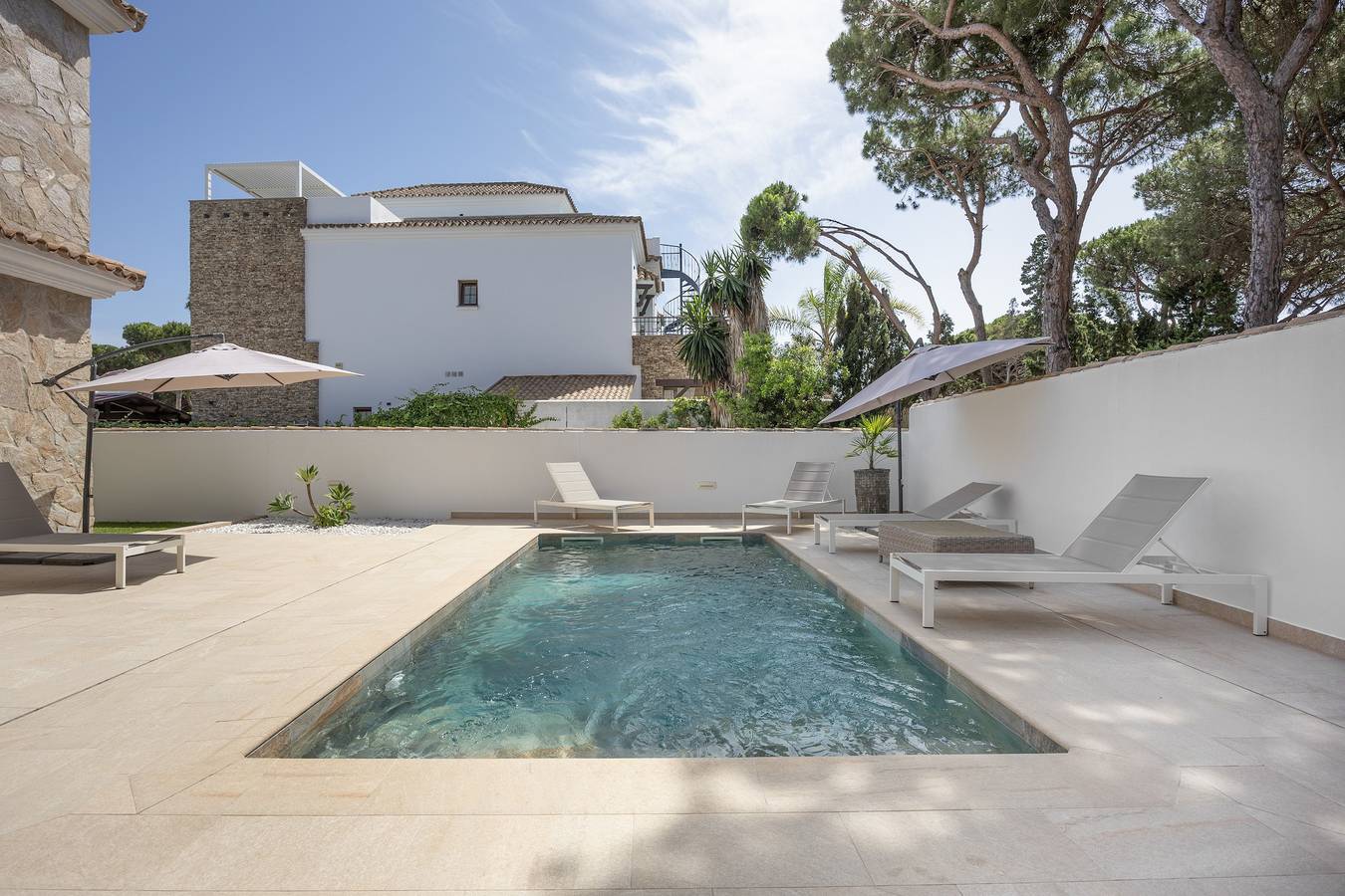 Holiday Home 'Chalet Con Piscina' with Private Pool, Wi-Fi and Air Conditioning in Playa La Barrosa, Chiclana de la Frontera