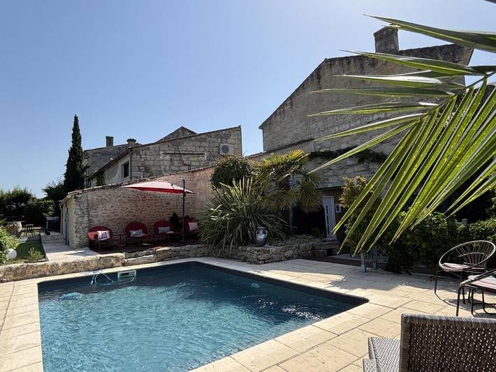 Location de vacances pour 2 personnes, avec piscine ainsi que vue et jardin à Saint-Estèphe - 2
