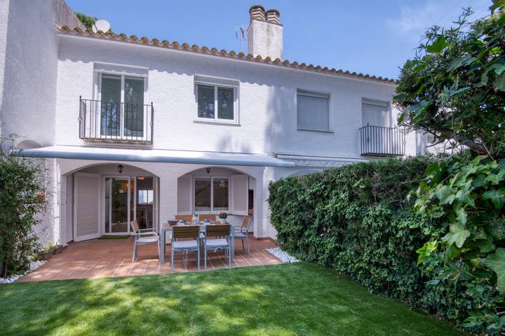 Location de vacances pour 6 personnes, avec terrasse ainsi que bassin pour enfant et jardin à Pals - 2