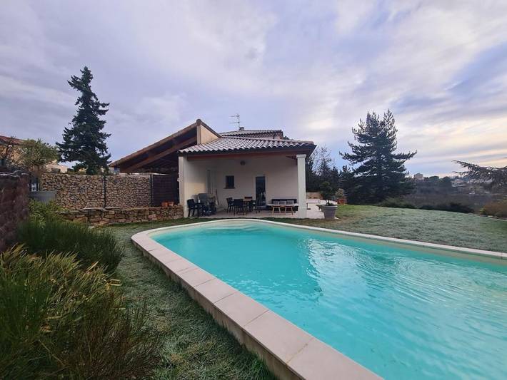 Villa pour 6 personnes, avec piscine et terrasse ainsi que jardin et vue