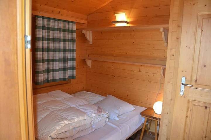 Aussen : Chalet nahe des Dorfzentrums, Terrasse und Balkon mit Gartenmöbeln, schöner Panoramablick, in Saint Luc, Anniviers