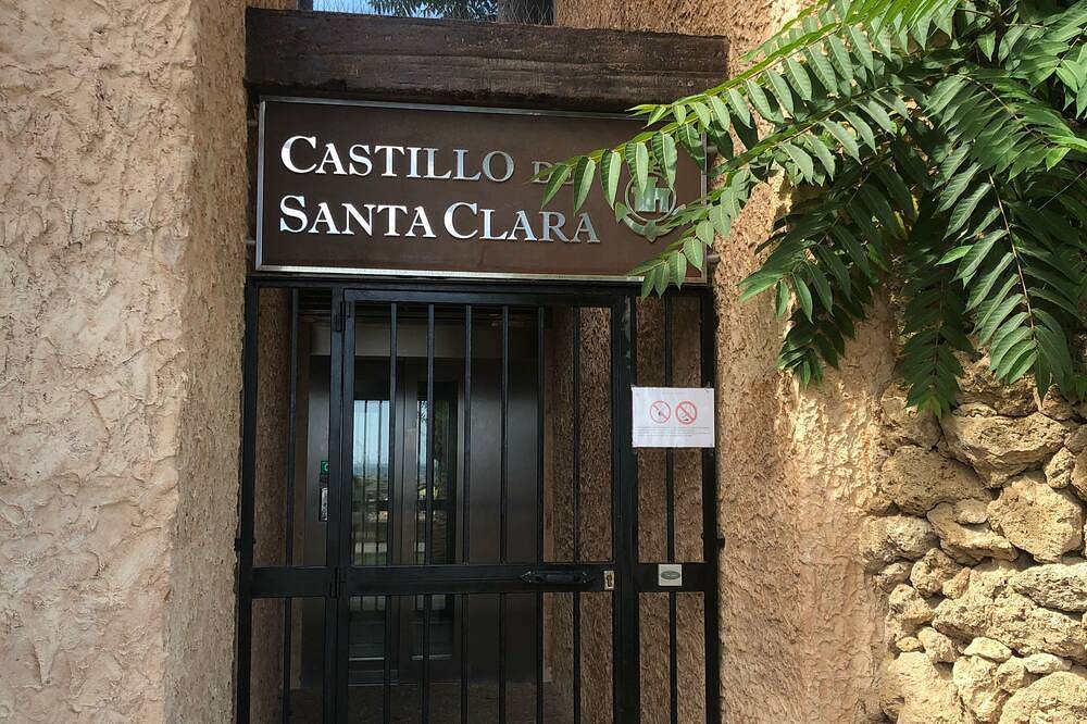 Entire apartment, Studio in 1 line beach Carihuela Castill Santa Clara Wifi Swimming pool elevator in La Carihuela, Torremolinos