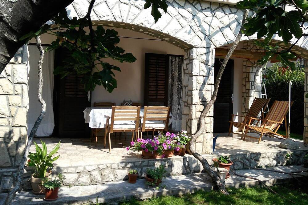 Apartment 1, located 200 meters from the sea in character house. in Rovinj, Rovinj region