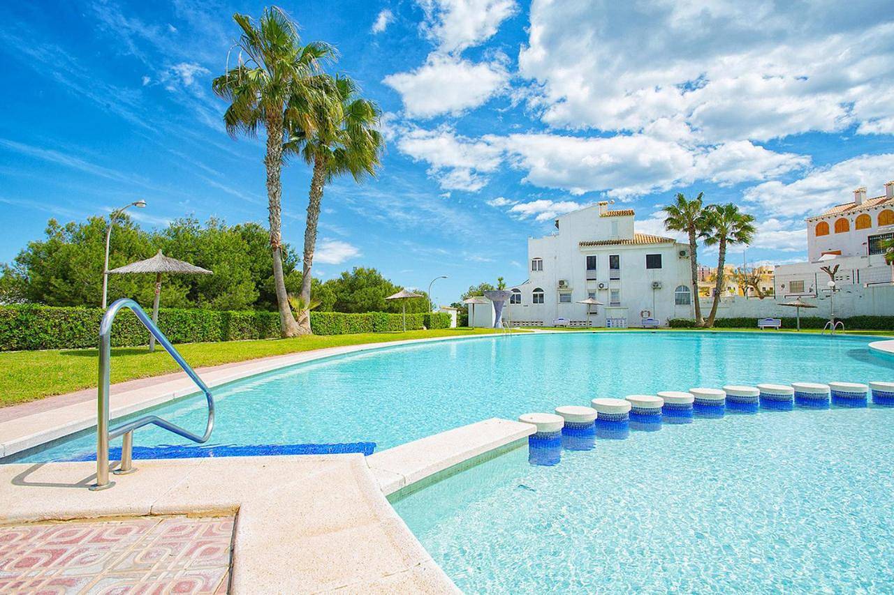 Ganze Wohnung, Apartment with Garden View in Torrevieja, Costa Blanca