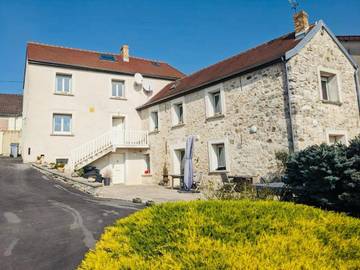 Gîte pour 8 personnes, avec jardin ainsi que vue et piscine, animaux acceptés à Château-Thierry
