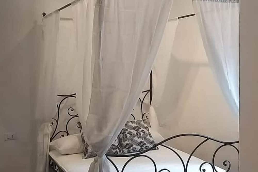 Entire apartment, Apartment 'Appartamento Luxury - Torre' with Air Conditioning in Terracina, Agro Pontino