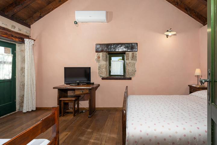 Ferienhaus für 4 Personen, mit Terrasse und Garten in Starigrad Paklenica