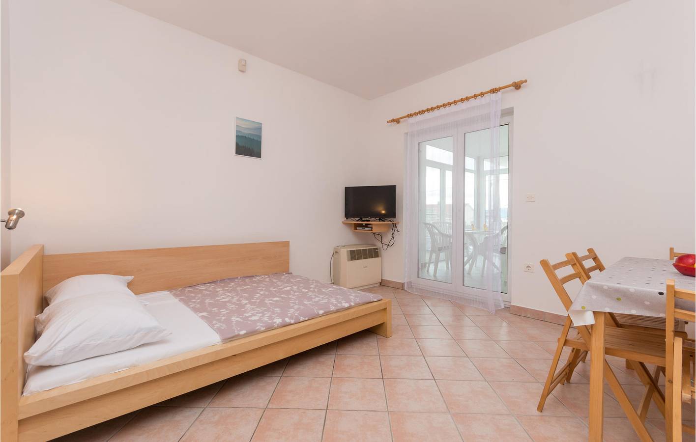 Entire holiday apartment, Cozy Apartment with Terrace, WiFi & Parking, 2.5km to Beach in Sveti Filip i jakov, Općina Sveti Filip i Jakov