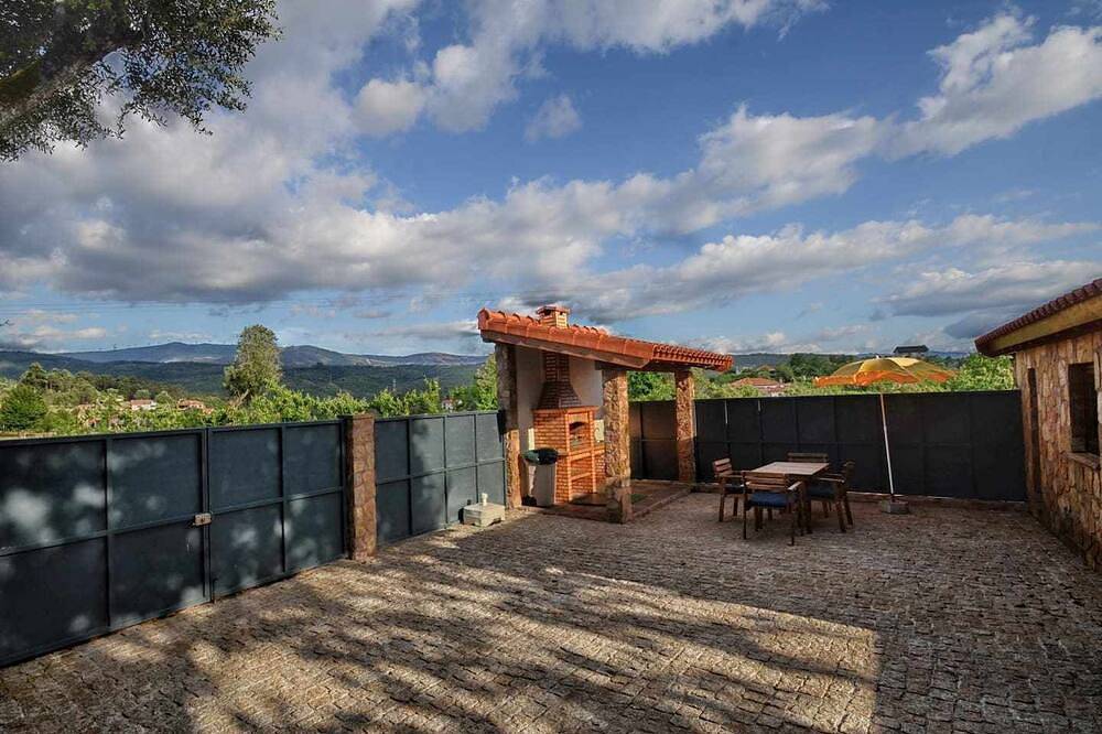 Casa das Vinhas (Camélias de Basto-Turismo Rural) in Codeçoso, Distrito de Braga