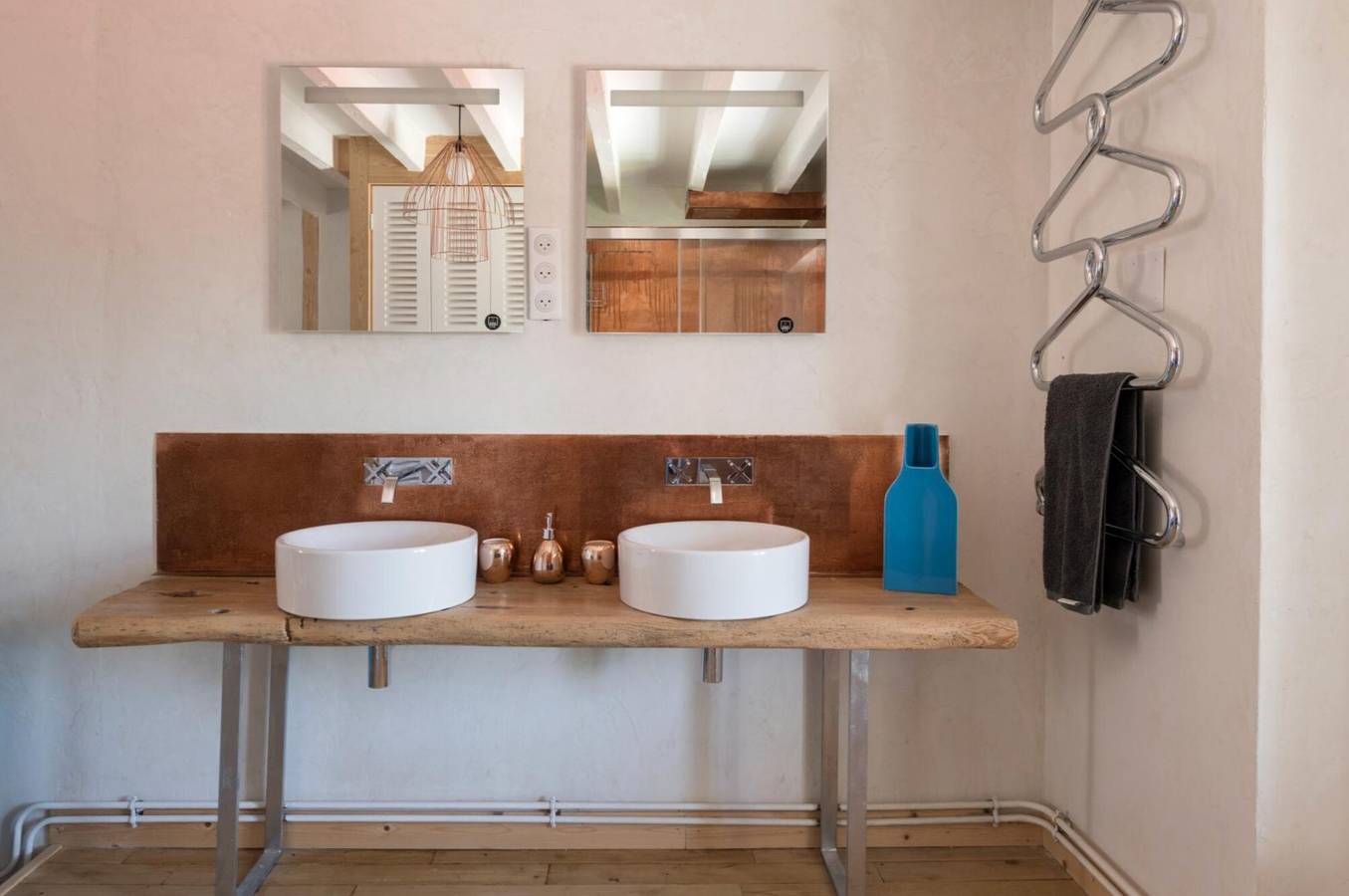 Gästezimmer „Chambre Cocon“ mit gemeinsamer Terrasse und Wlan in Bouvesse-Quirieu, La Tour-du-Pin und Umgebung