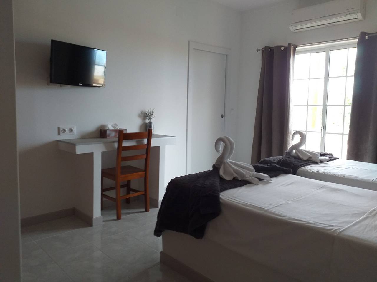Zimmer 'South Side Guesthouse - Quarto E' mit Gemeinschaftspool, Wlan und Klimaanlage in Quelfes, Parque Natural da Ria Formosa