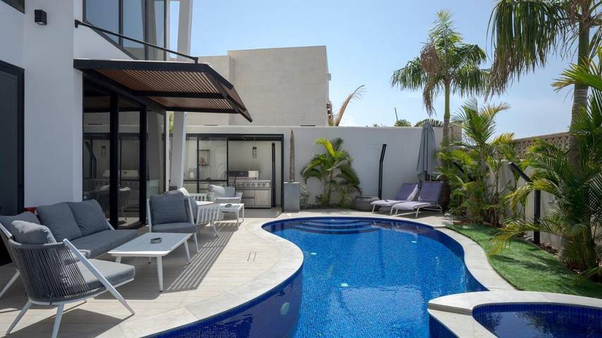 Chalet para 16 personas, con vistas además de jardín y piscina - 1