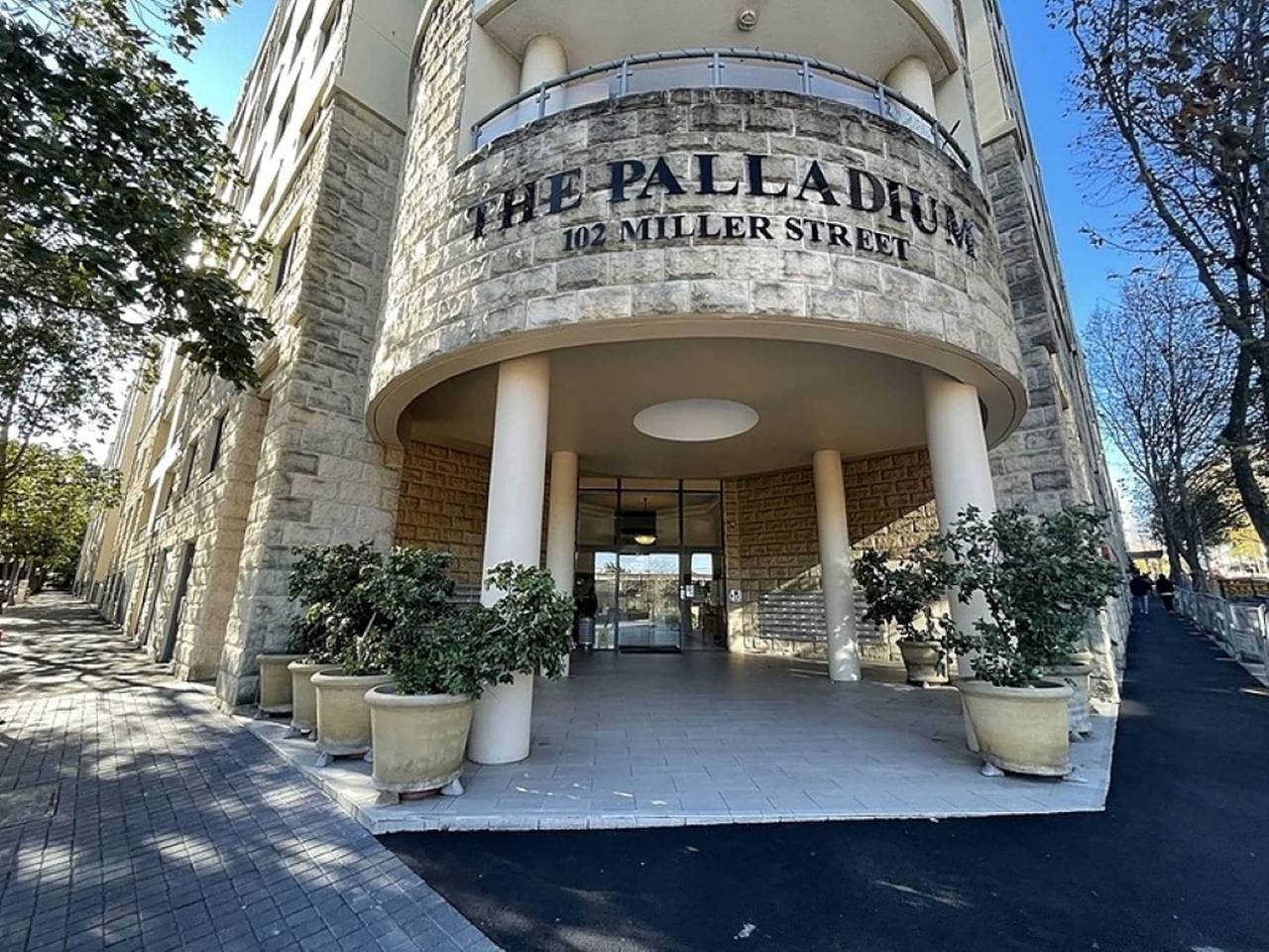 Entire apartment, Poolside 2-Bed Haven, Walk to City Centre in Pyrmont, Sydney