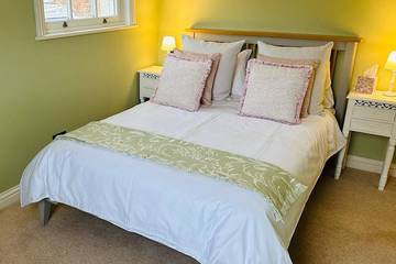 Cottage for 10 People in Surrey Hills, South East England, Photo 3