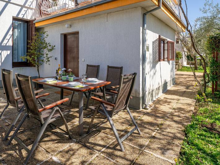 Ferienwohnung für 4 Personen, mit Terrasse und Garten in Njivice - 2