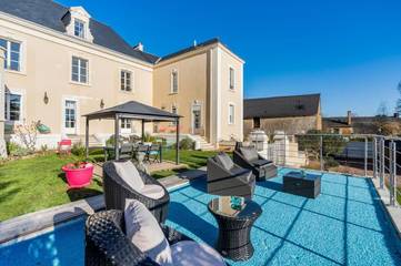 Cottage pour 2 personnes, avec piscine ainsi que jardin et jacuzzi à Écommoy