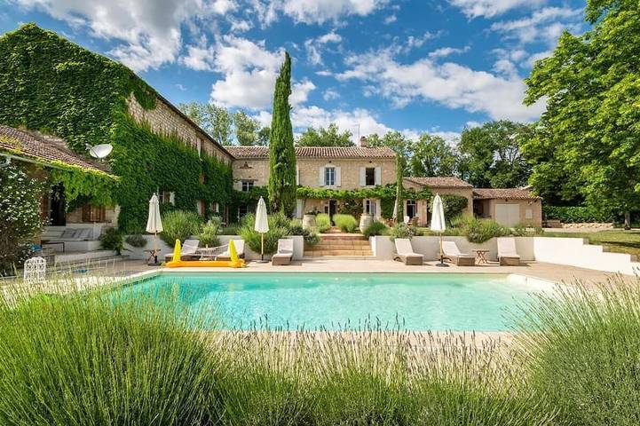Location de vacances pour 22 personnes, avec Jacuzzi ainsi que Terrasse et Jardin à Cestayrols