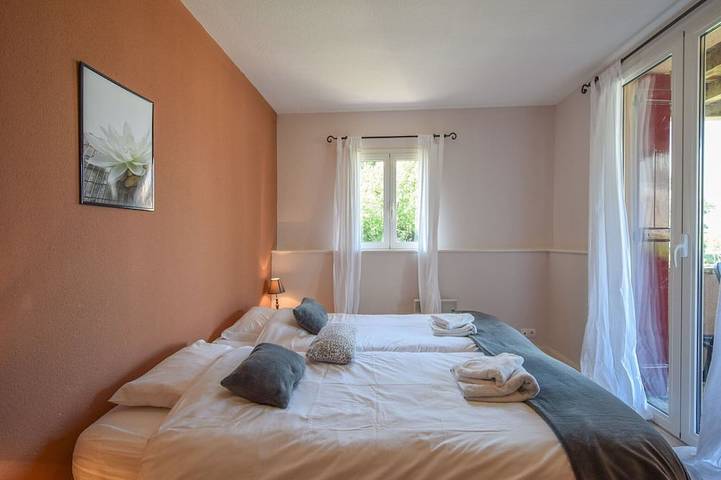 Location de vacances pour 6 personnes, avec Terrasse ainsi que Jardin et Piscine à Saint-Médard-d'Excideuil - 3