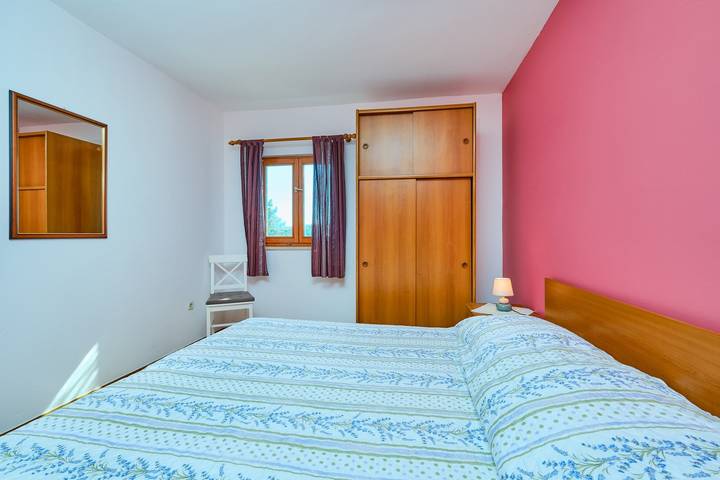 Ganze Wohnung, Das Apartment Katarina 1 befindet sich im ersten Stock eines Hauses in der Gegend von Poljana, 3 km vom Zentrum von Mali Lošinj entfernt. Es besteht aus einem Schlafzimmer, Wohnzimmer, Küche mit Esszimmer und Terrasse mit Meerblick. Den Gästen stehen private Parkplätze und eine Gemeinschaftsterrasse zur Verfügung. in Mali Lošinj, Cunski