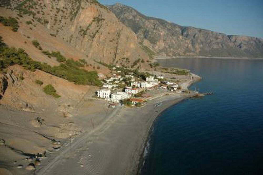 Ganze Wohnung, Artemis Studios, Agia Roumeli. Large, quiet & clean, close by to the sea. in Chania und Umgebung