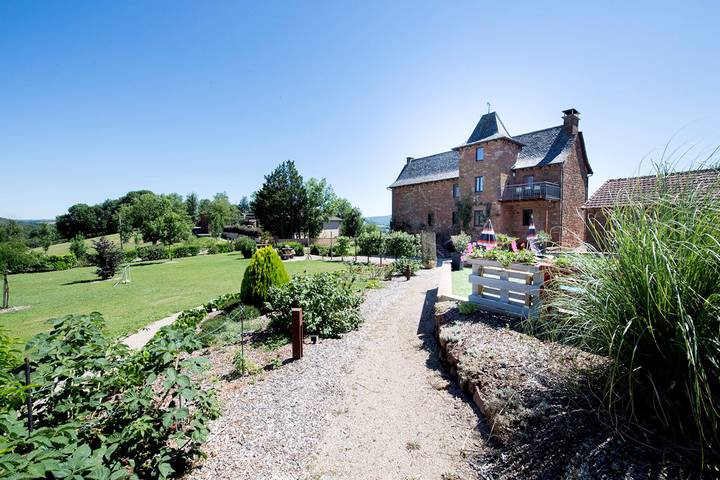 Gîte pour 8 personnes, avec jardin ainsi que balcon et piscine à Auzits