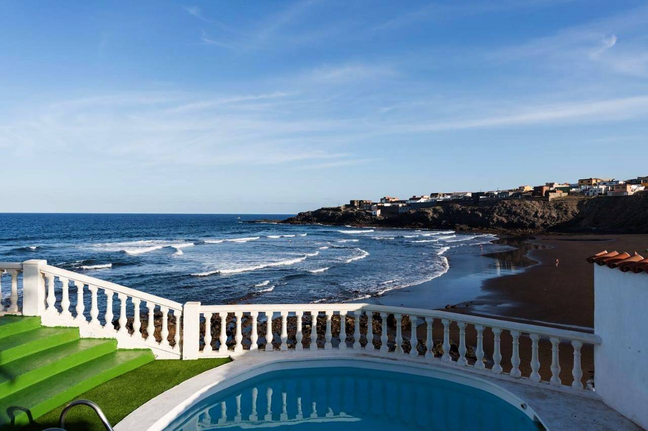 Villa Coki Deluxe - First line of the beach in Playa del Hombre, Telde