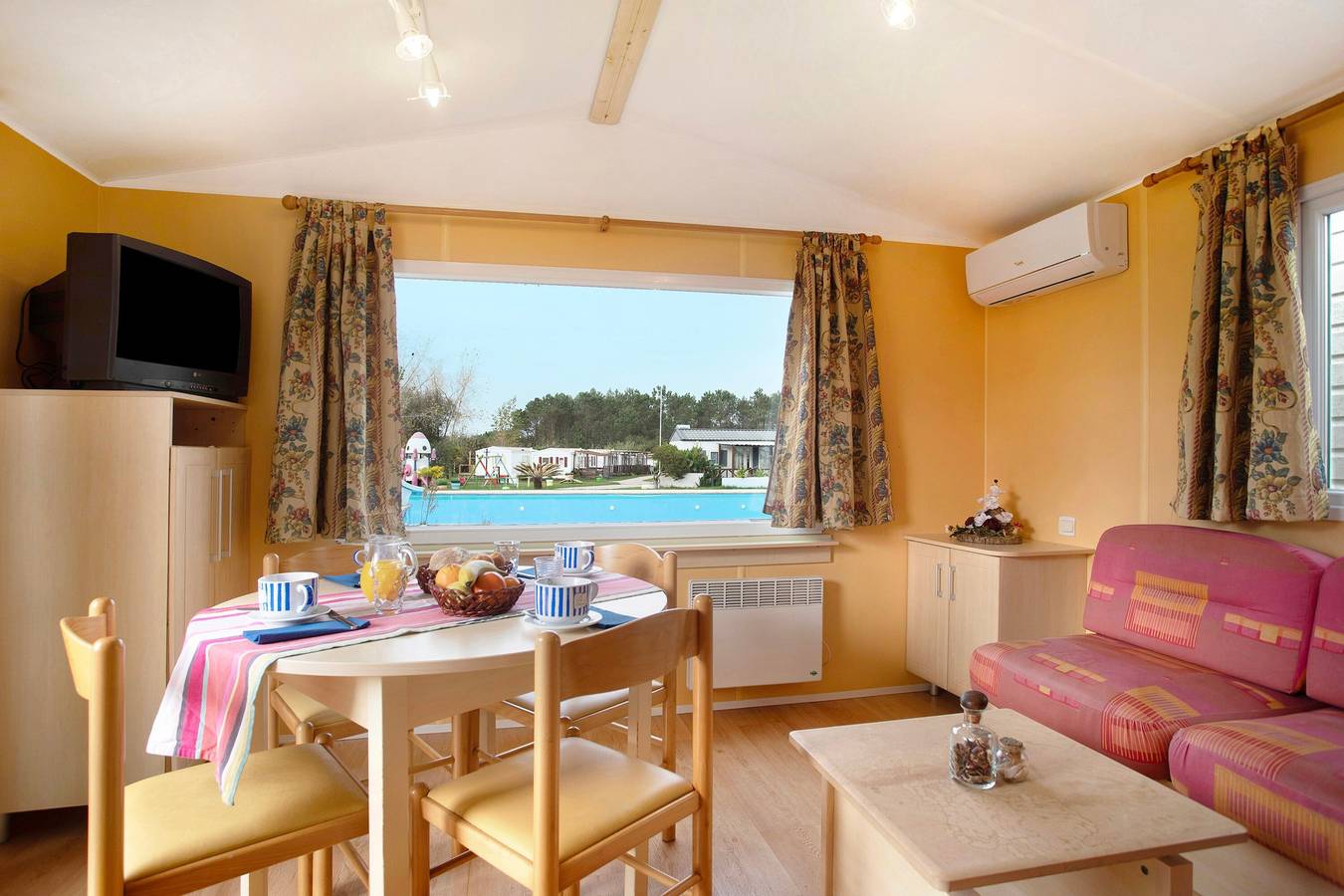 Chalet 'Bungalow T2 V - 15 Min. von Nazaré' mit Gemeinschaftspool, privater Terrasse und Klimaanlage in Leiria District