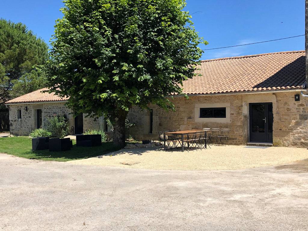 Gîte la Louise, longère de charme avec piscine in Prailles-la-Couarde, Région de Niort