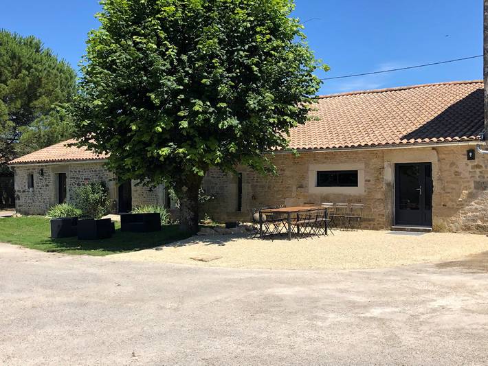 Gîte pour 12 personnes, avec jardin et piscine ainsi que terrasse et jacuzzi dans les Deux-Sèvres - 3