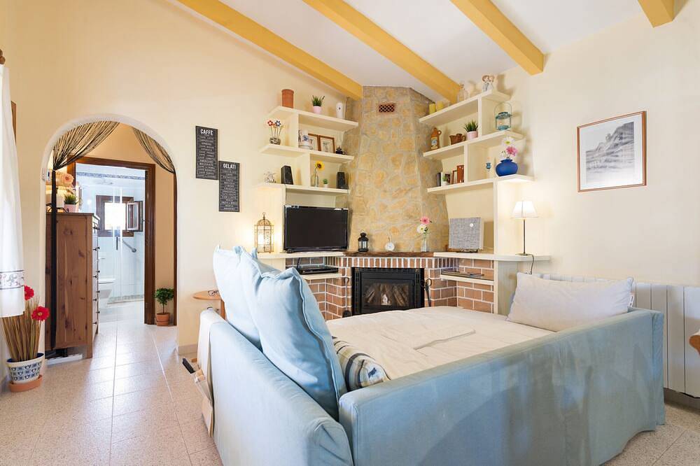 Private Villa with Ac, Wifi, huge pool, garden, sun terraces and Bbq, in Selva in Selva, Majorca Center