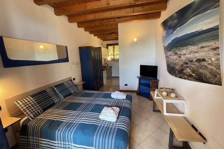 Ganze Wohnung, Blu Flat (2 pax) + 2 Bunks Bed, Fiocchina magic place - Salò - Garda Lake in Salò, Gardasee-Berge