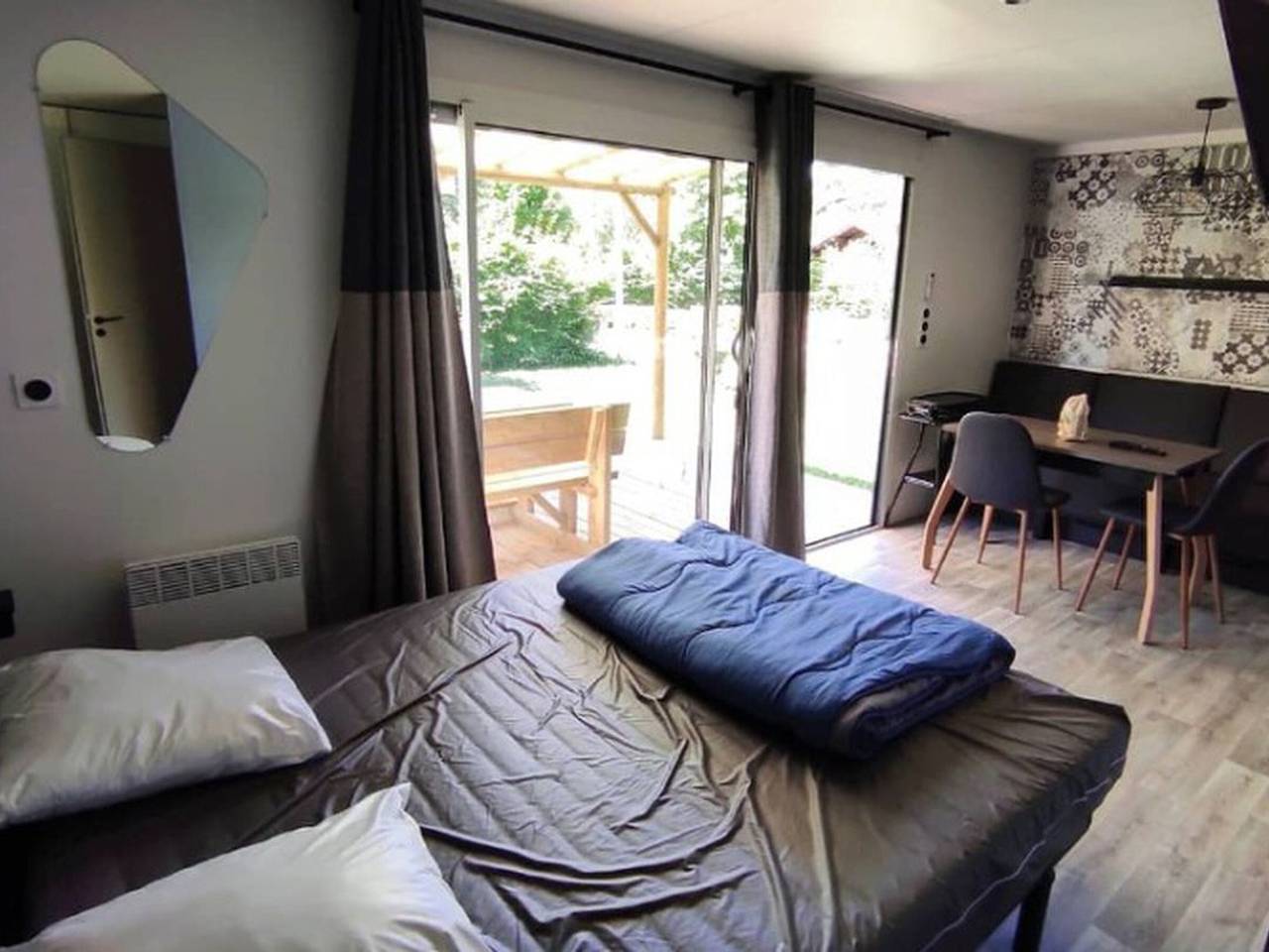 Cozy mobile home with terrace for 2 people in Challes-les-Eaux, Chambéry region