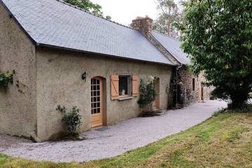 Gîte pour 4 personnes, avec jardin à Plélo
