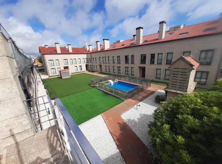 Apartamento para 4 personas, con jardín además de piscina y vistas en Riveira