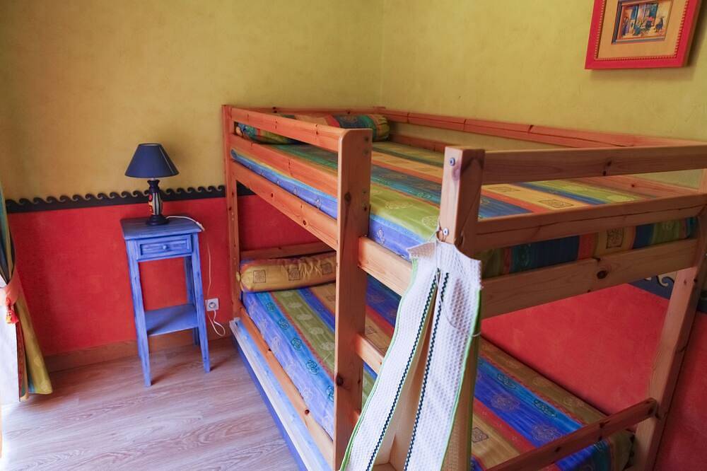 Maskali, gite l Ethnique, beheizter Pool mit freiem Blick in Thenon, Périgord Noir