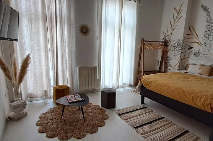 Appartement entier, Les Arcades Studio in the heart of town, near Puy du Fou, with Wi-fi, Netflix, Canal+. in Cholet, Région de Cholet
