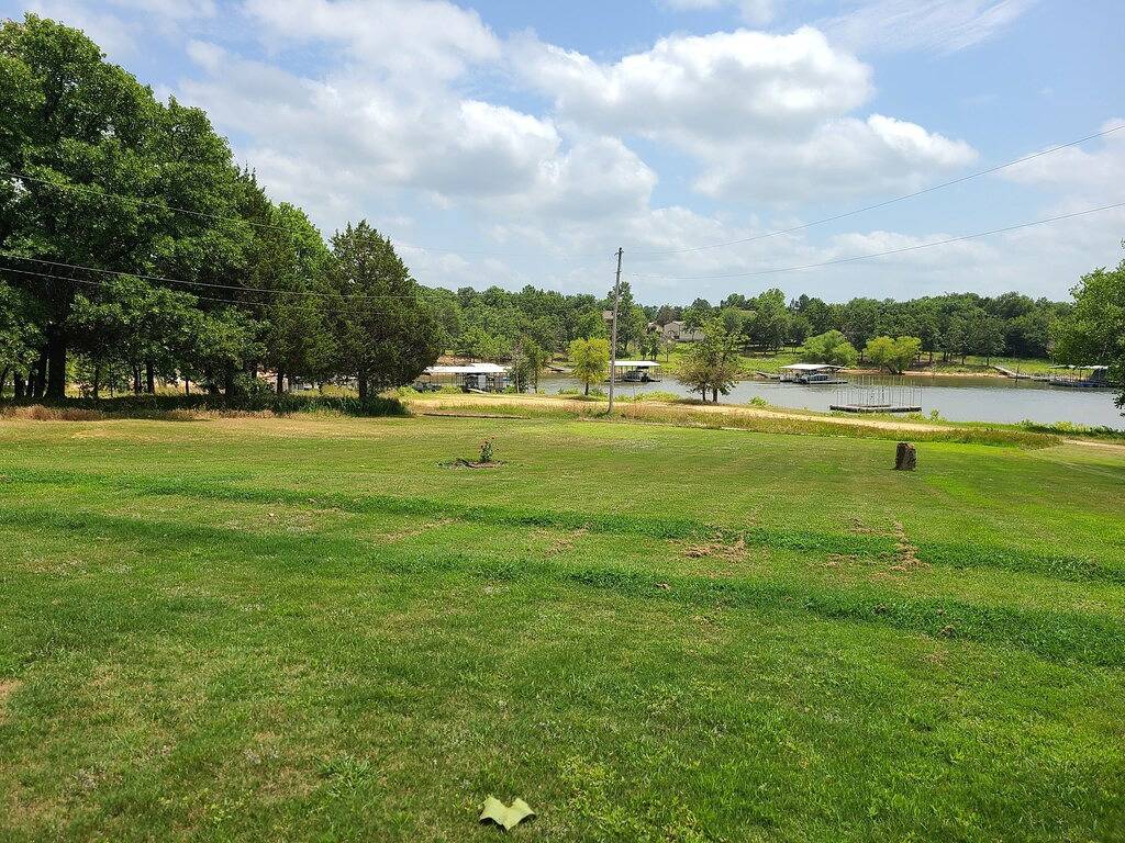 Beautiful Lake Front home w/ sunroom and outdoor patio, in Longtown, Eufaula Lake